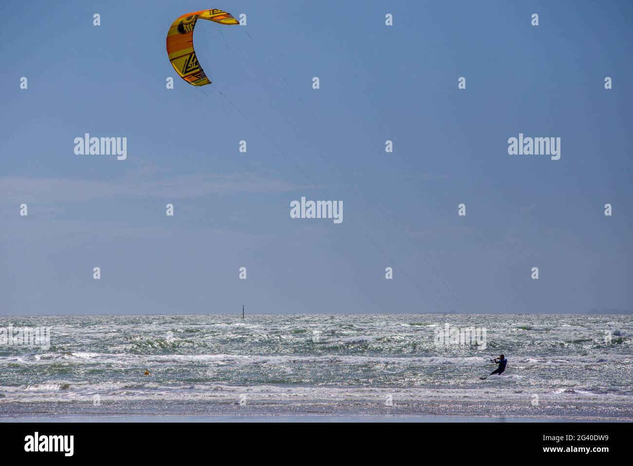 Kitesurf au large de West Wittering Beach, West Sussex, Angleterre Banque D'Images