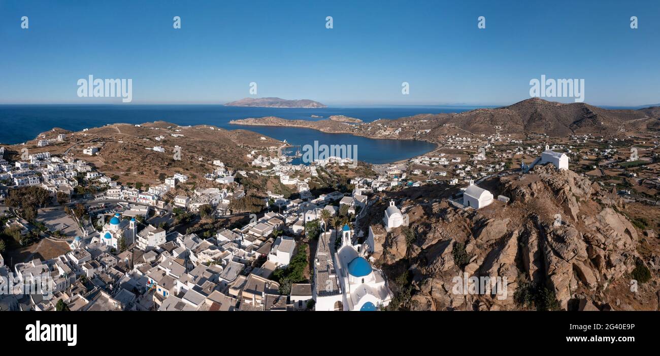 Les Cyclades de Grèce. IOS Island, Chora ville panorama vue aérienne drone. Architecture traditionnelle des Cyclades, bâtiments blanchis à la chaux calme mer Egée, ciel bleu Banque D'Images