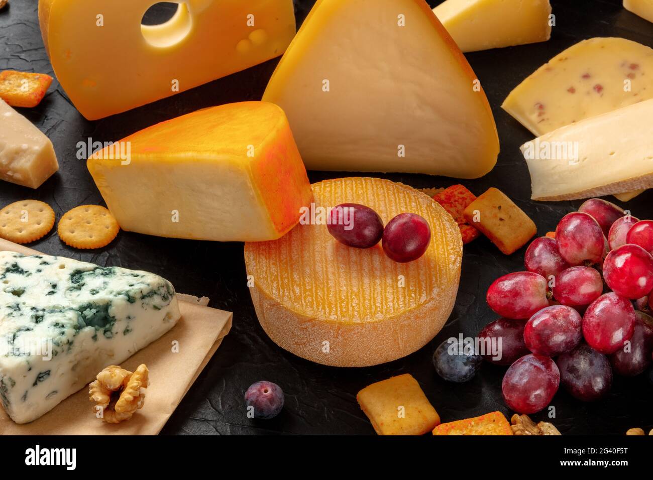 Fromage et raisins sur une table, un assortiment de fromages divers Banque D'Images