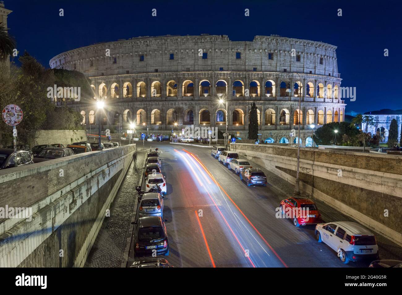 La nuit vue sur le Colisée depuis la via degli Annibaldi, Rome. Banque D'Images