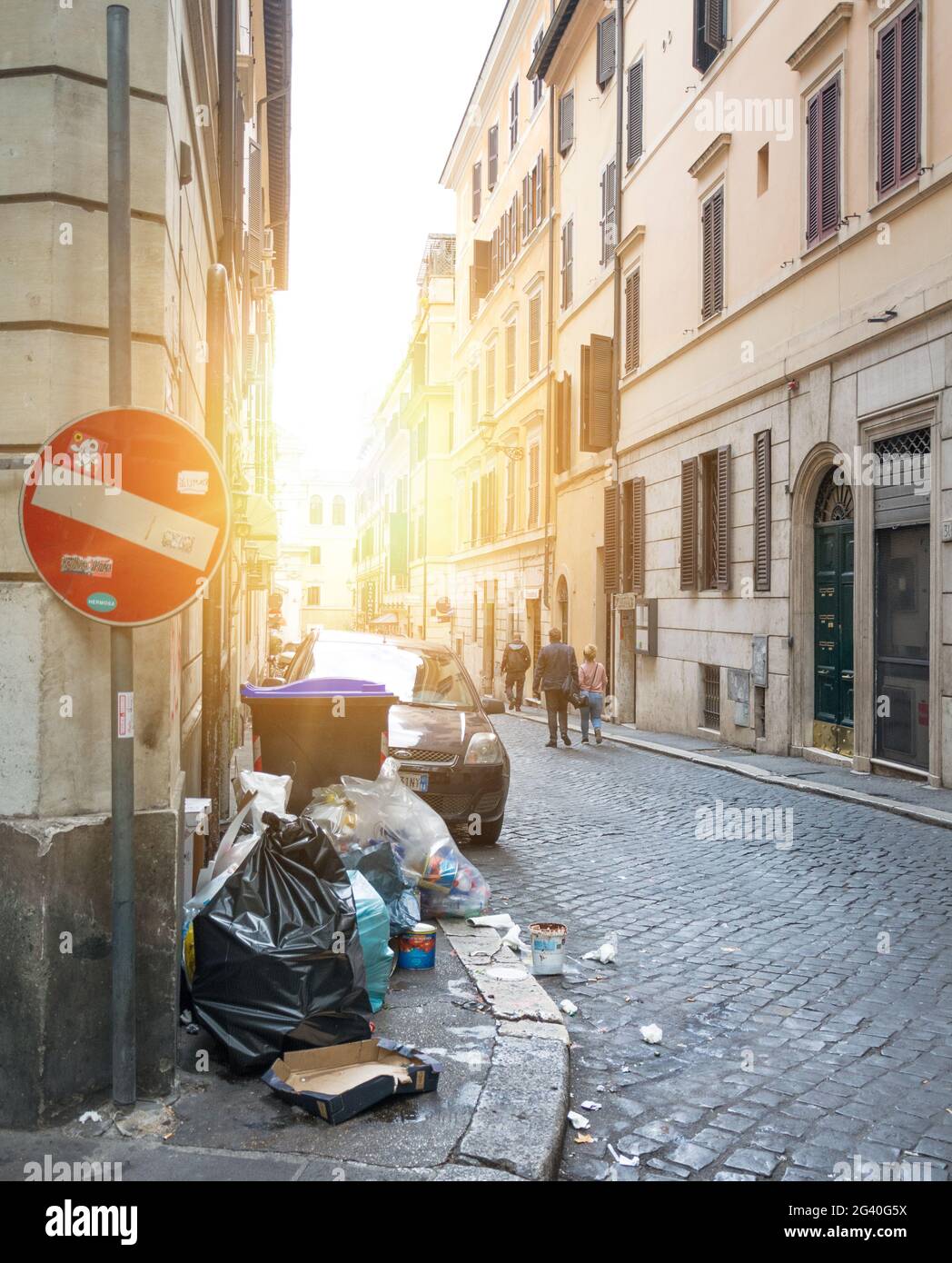 Saleté et désordre dans les rues de Rome Banque D'Images
