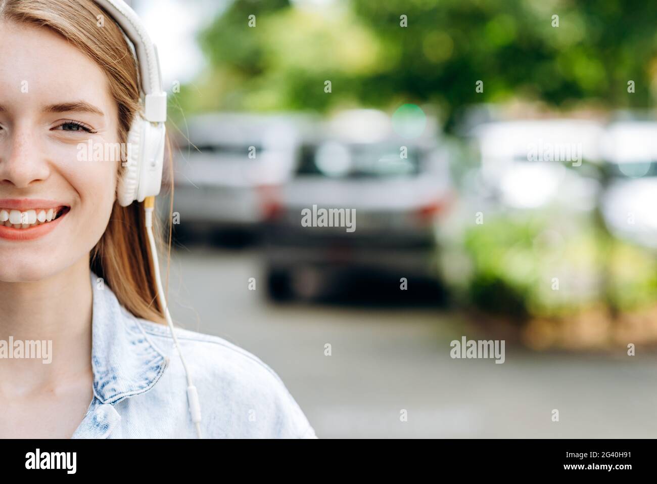 Lieu de publicité. Moitié du visage d'une jolie fille dans un casque à l'extérieur Banque D'Images