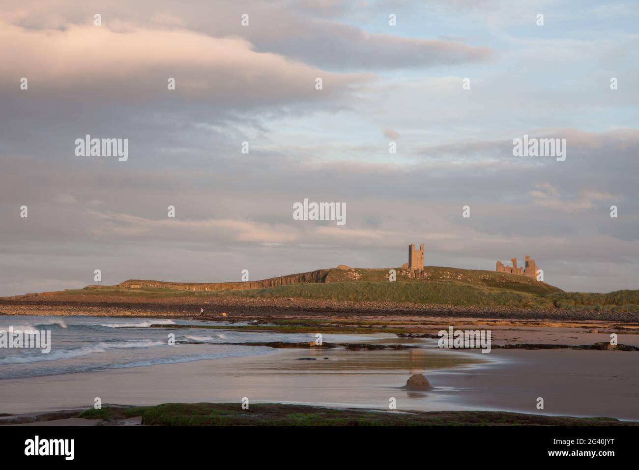 Coucher de soleil au château de Dunstanburgh Banque D'Images