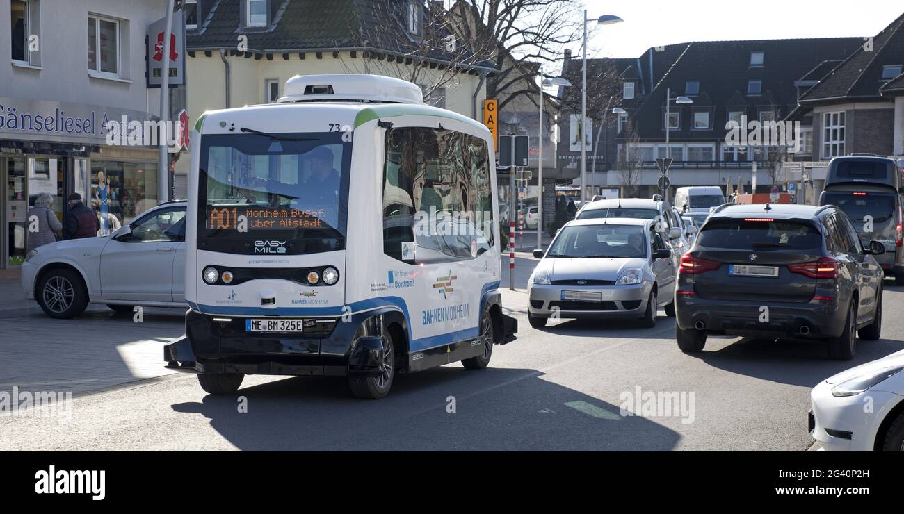 Bus électrique autonome en circulation routière, Monheim am Rhein, Rhénanie-du-Nord-Westphalie, Allemagne, Europe Banque D'Images