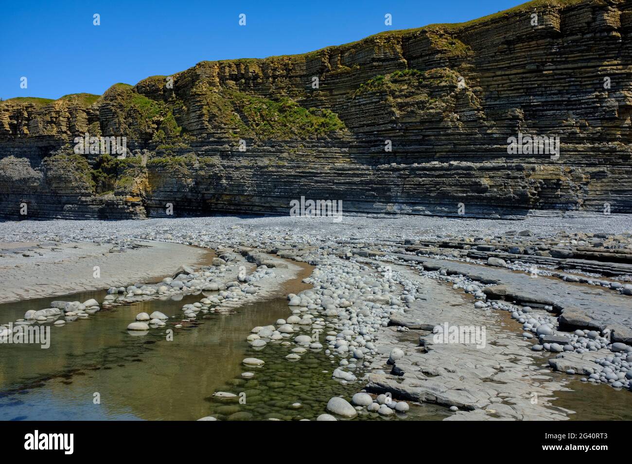 Couches de roche sur la plage et falaises à Nash point, pays de Galles. Banque D'Images