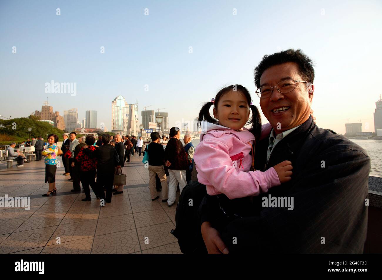 CHINE, SHANGHAI, PÈRE ET SA FILLE SUR LE BUND Banque D'Images