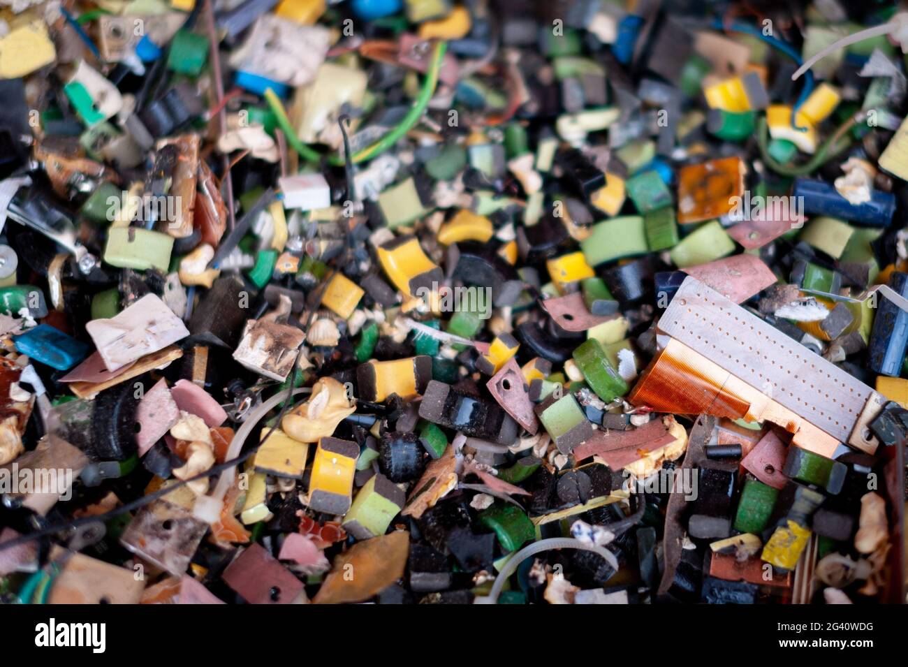 Un tas de petits déchets électroniques génériques peints sur le dessus avec différentes couleurs et textures. Banque D'Images