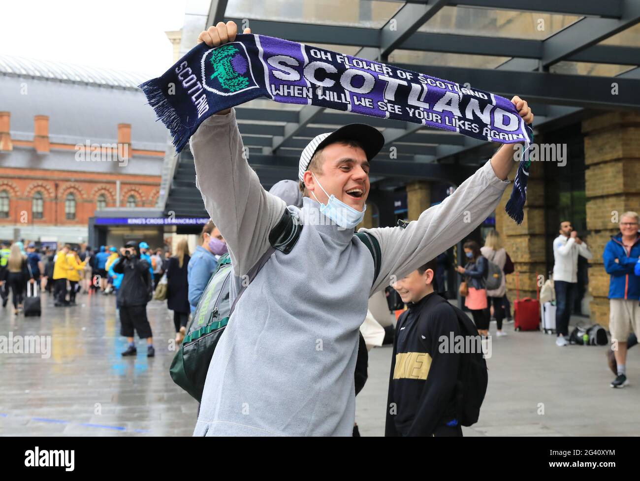 Londres, Royaume-Uni, 18 juin 2021. L'armée du tartan était de bonne voix à l'arrivée à Kings Cross, avant le match crucial de l'euro contre l'Angleterre à Wembley ce soir. Crédit : Monica Wells/Alay Live News Banque D'Images