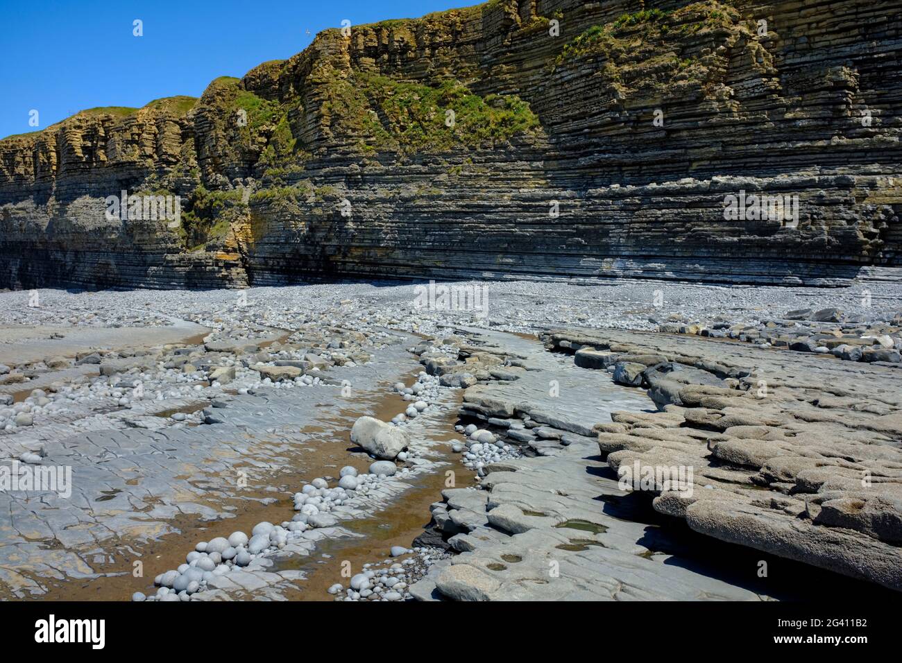 Couches de roche sur la plage et falaises à Nash point, pays de Galles. Banque D'Images