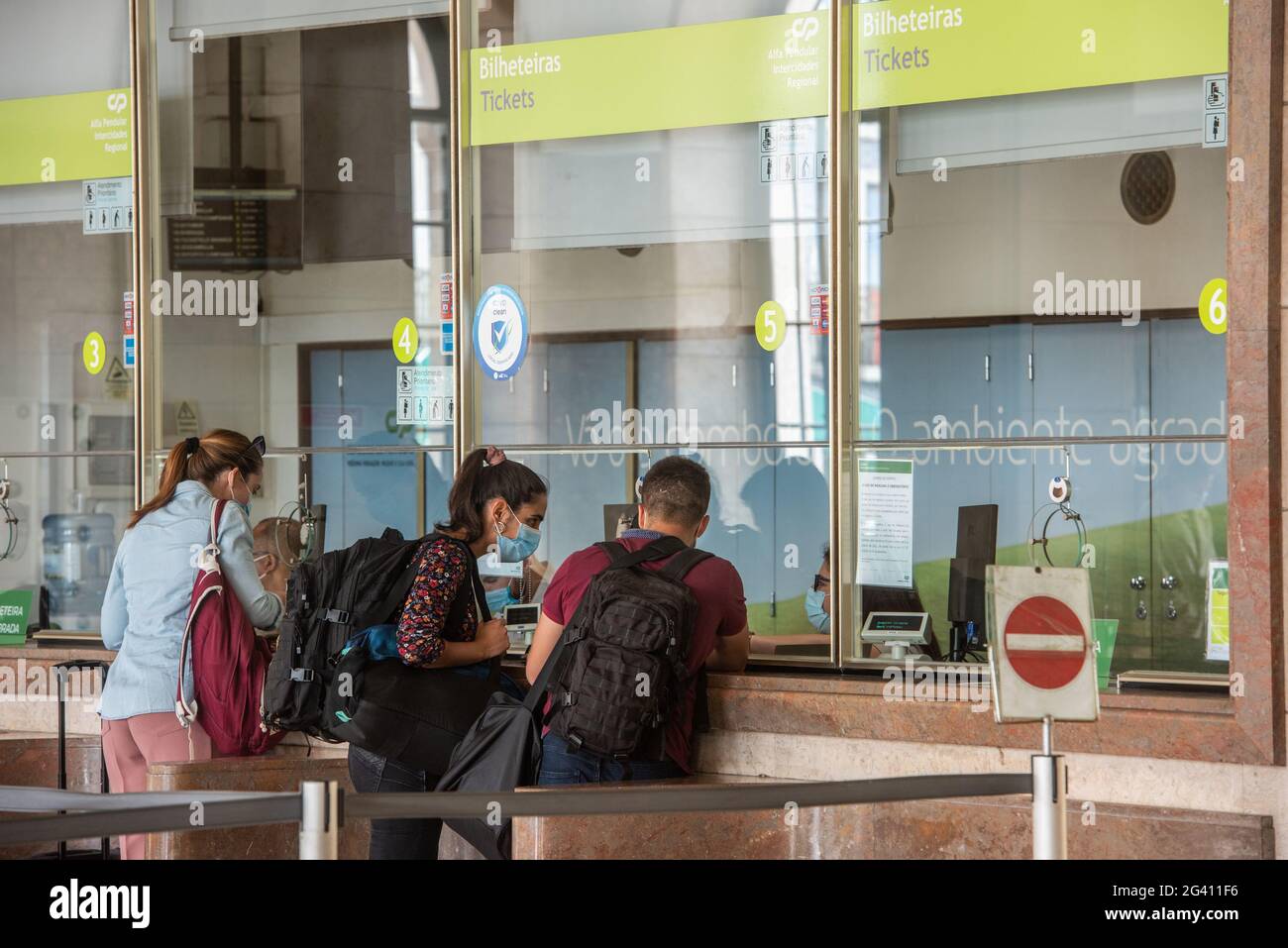 Lisbonne, Portugal. 18 juin 2021. Les gens se tiennent pour acheter des billets de train à la gare de Santa Apolonia dans le centre de la capitale portugaise. Lisbonne a été fermée pendant deux jours et demi en raison d'une propagation inquiétante de la variante delta du coronavirus. A partir de vendredi après-midi, les 2.8 millions d'habitants de la région du Grand Lisbonne ne seront autorisés à partir que pour une bonne raison. Credit: Paulo Mumia/dpa/Alay Live News Banque D'Images