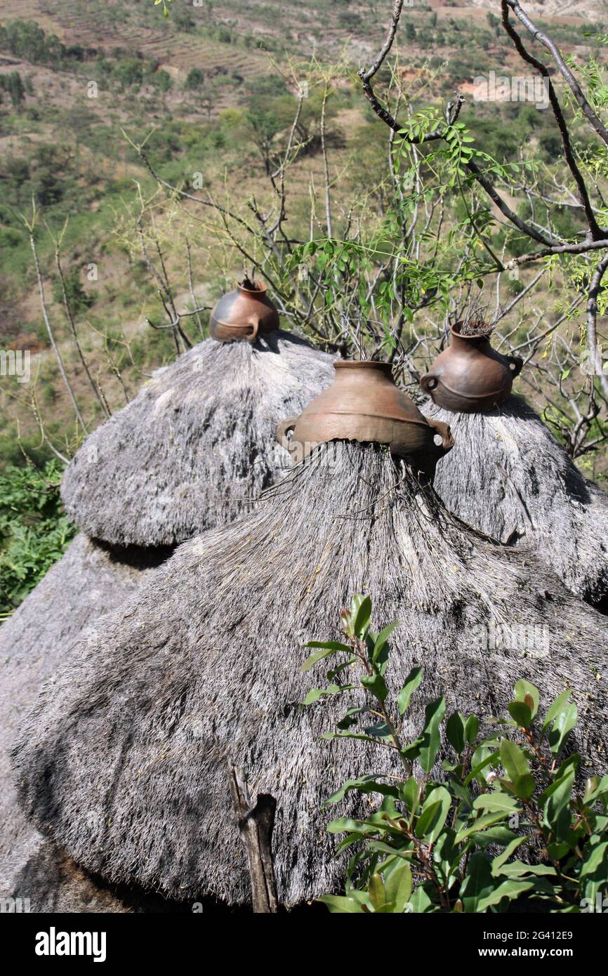 Éthiopie; région des nations du Sud; hautes terres du Sud de l'Éthiopie; village de Konso; toits de chaume typiques avec pots en terre cuite sur le dessus; landsc culturel Banque D'Images