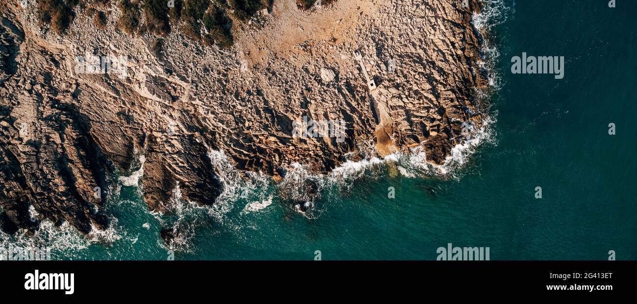 Arrière-plan marin spectaculaire. Côte rocheuse de la mer Adriatique. Les vagues de mousse blanche battent contre le rivage de pierre. Panorama de la mer Banque D'Images