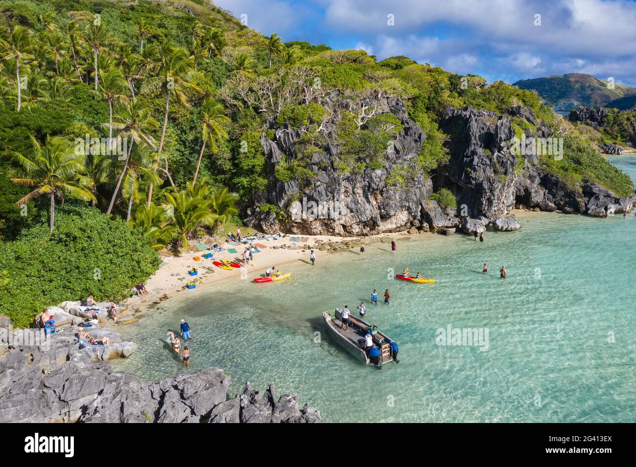 Vue aérienne des passagers du bateau de croisière MV Reef Endeavour (Captain Cook Cruises Fiji) détente et activités nautiques sur Blue Lagoon Banque D'Images