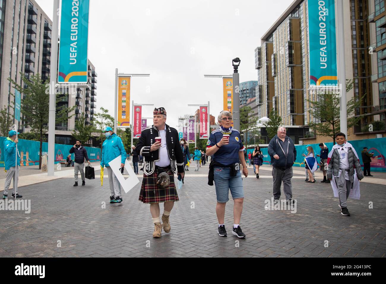 Londres, Angleterre, Royaume-Uni. 17 juin 2021. Les fans de football écossais à l'extérieur du stade Wembley, avant le match de groupe Euro 2020 retardé par le coronavirus entre l'Angleterre et l'Écosse. Crédit : Mark Hawkins/Alay Live News Banque D'Images