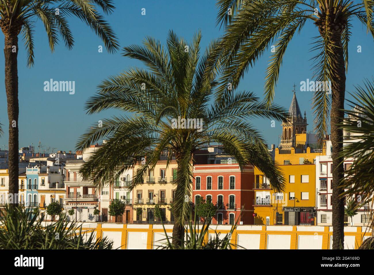 ESPAGNE. ANDALOUSIE. SÉVILLE. QUARTIER DE TRIANA SUR LE FLEUVE GUADALQUIVIR Banque D'Images