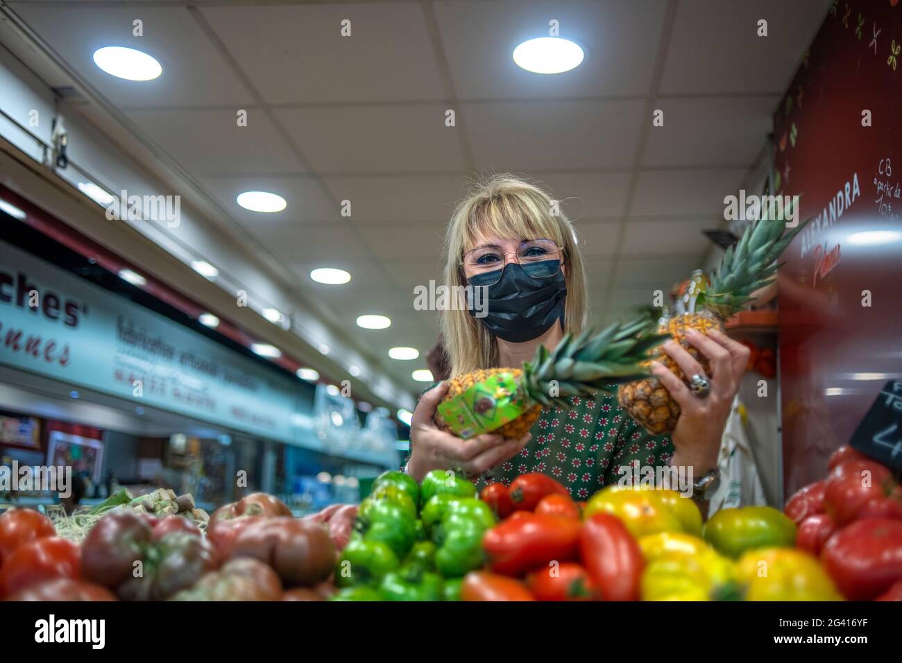 Fruits à vendre dans le marché central Halles centrales, Nîmes, Languedoc-Roussillon, Provence, France, Europe Banque D'Images