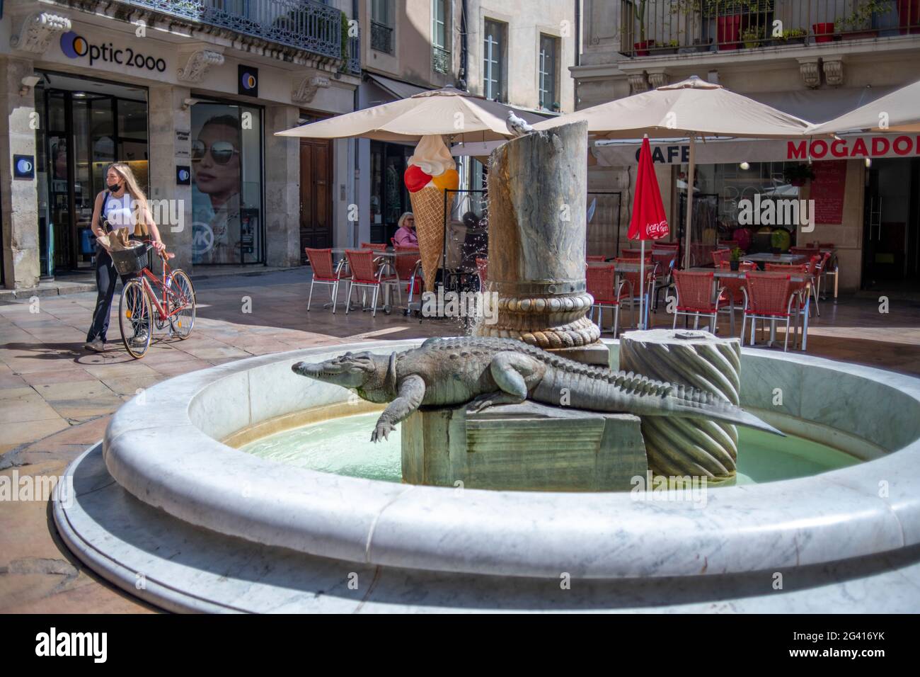 Fontaine publique à Nîmes, France du symbole de la ville, le crocodile. On croit que Jules César, ou peut-être Auguste comme personne ne le sait vraiment, Banque D'Images