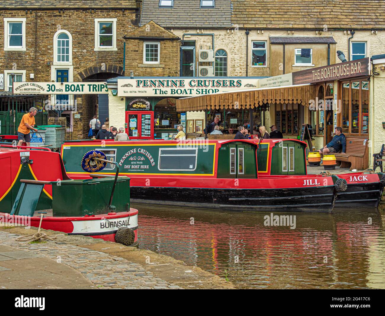 Bateaux étroits amarrés dans le bassin du canal de Leeds et Liverpool, Skipton, Royaume-Uni Banque D'Images