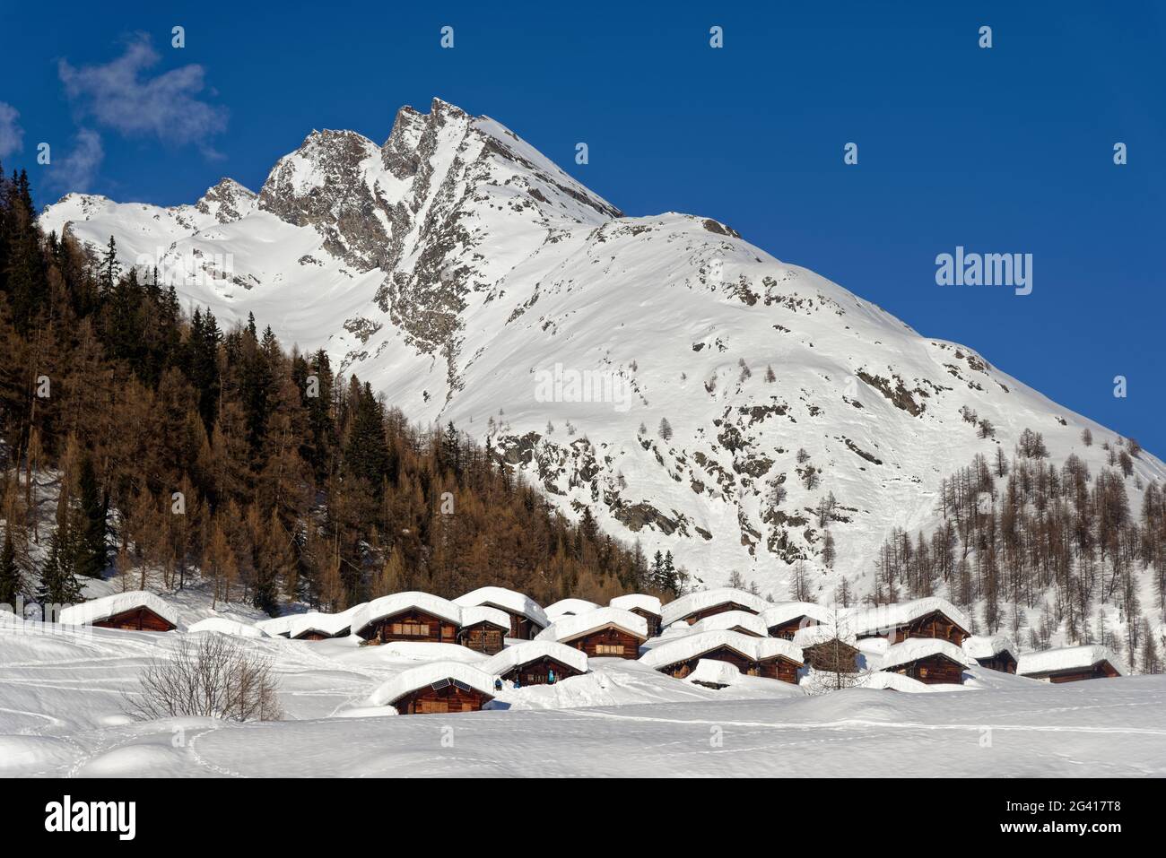 Chalets sur le Fafleralp dans le Loetschental, Valais, Suisse. Banque D'Images