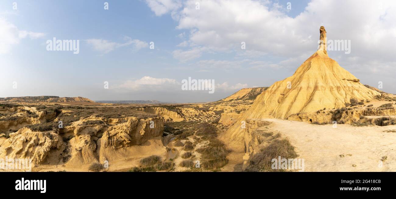 Vue panoramique sur la falaise de Castildetierra et les prairies désertiques Dans le désert de Bardenas Reales, dans le nord de l'Espagne Banque D'Images