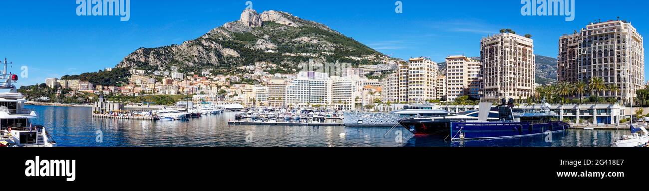 Vue panoramique sur le port du Cap d'ail et les hôtels du quartier Fontvielle de Monaco Banque D'Images