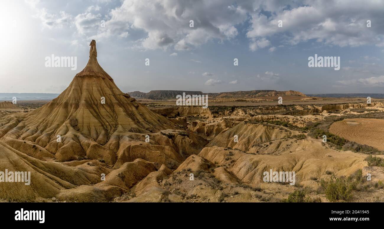 Vue panoramique sur la falaise de Castildetierra et les prairies désertiques Dans le désert de Bardenas Reales, dans le nord de l'Espagne Banque D'Images