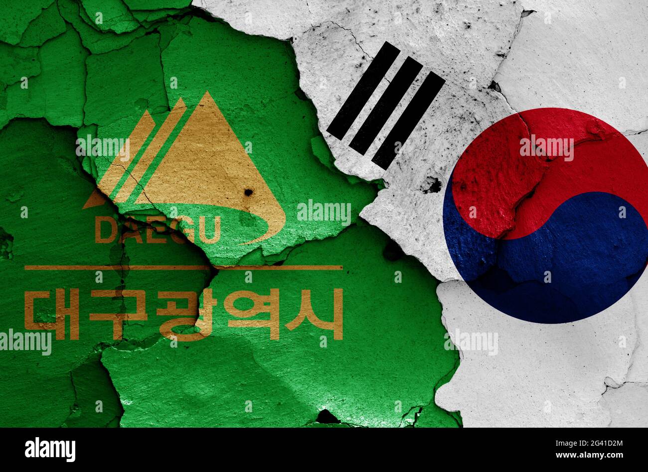 Drapeaux de Daegu et de Corée du Sud peints sur un mur fissuré Banque D'Images