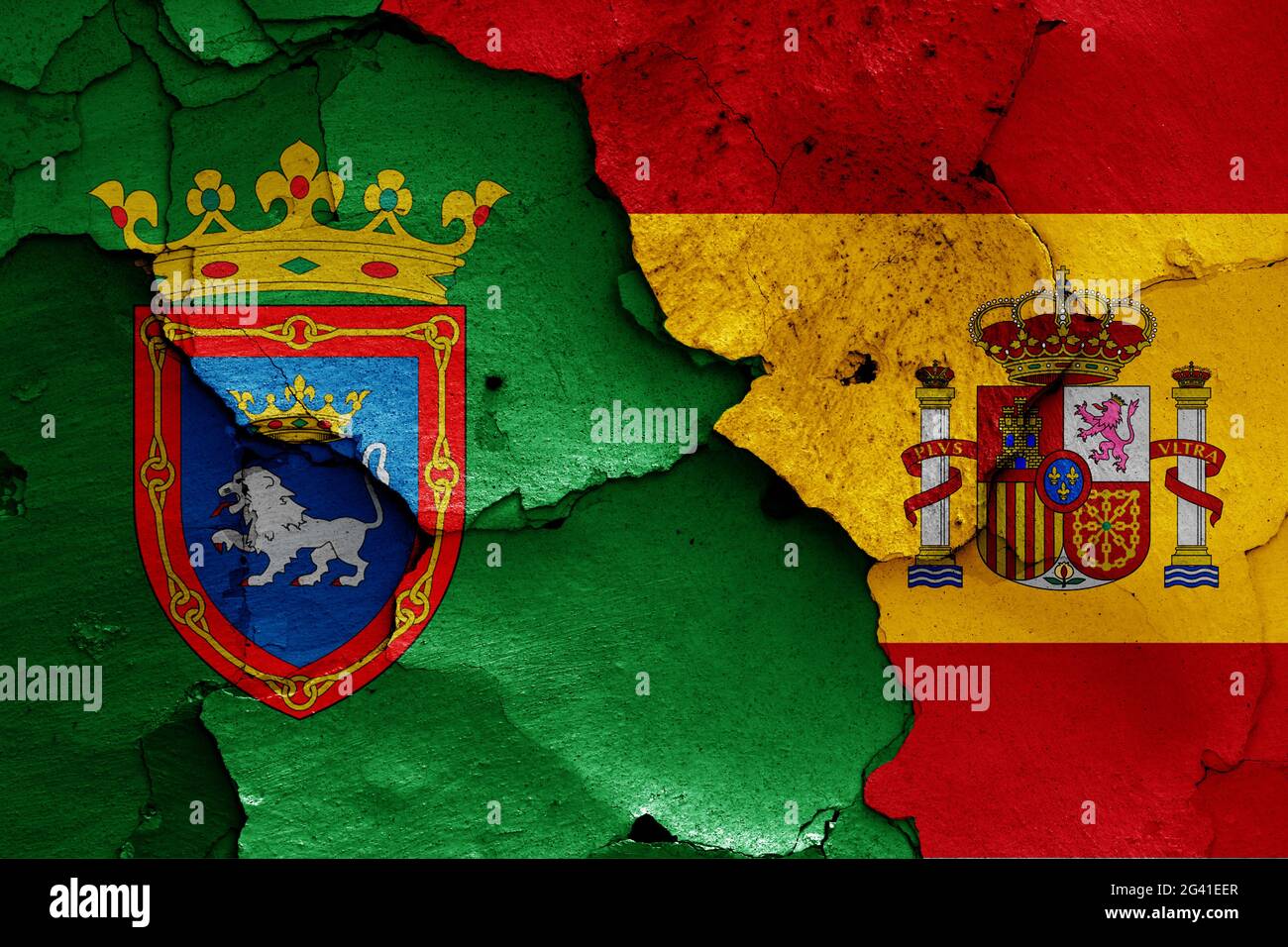 Drapeaux de Pampelune et d'Espagne peints sur un mur fissuré Banque D'Images