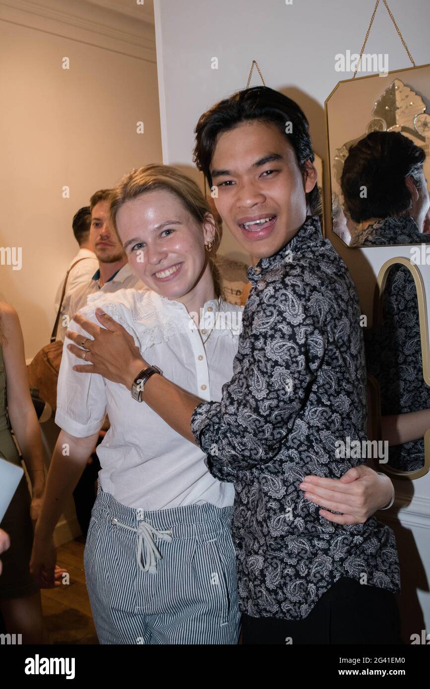 Paris : Fête d'anniversaire Fabienne Thibeault par le modèle Jérémy Bellet Banque D'Images