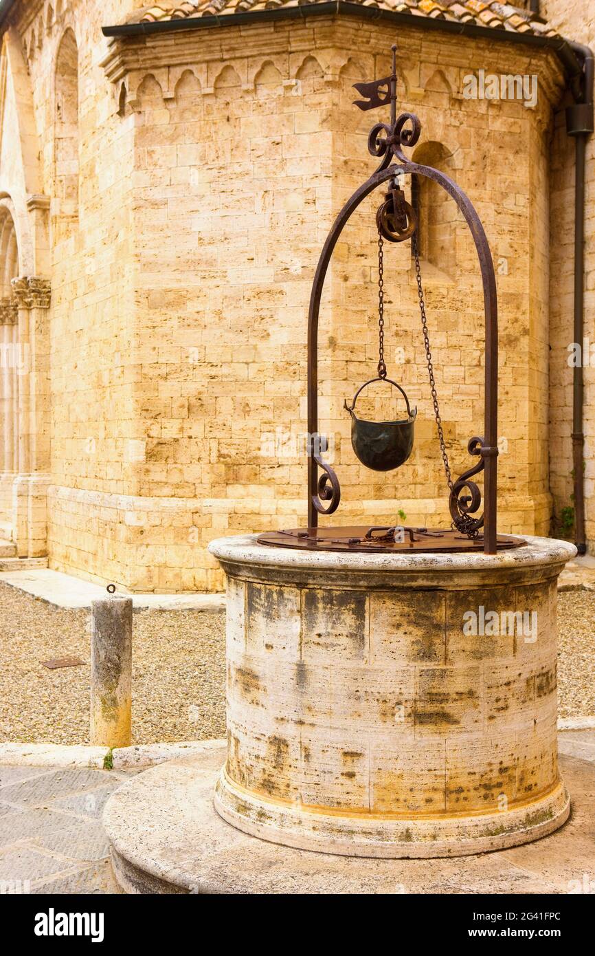 Puits d'eau traditionnel, San Quirico d'Orcia, Toscane, Italie Banque D'Images