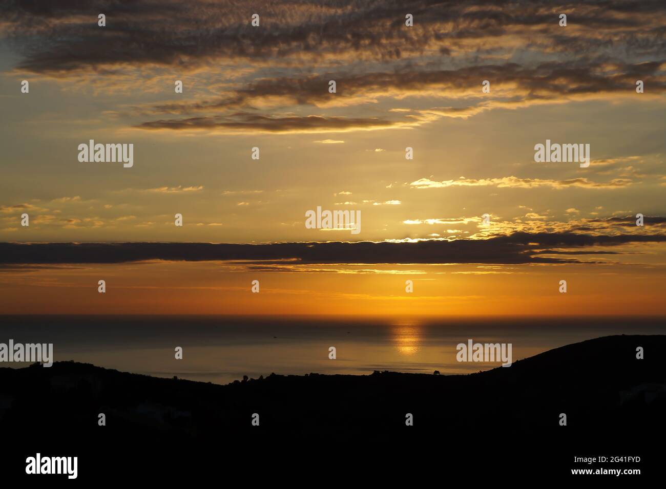 magnifique lever de soleil doré sur la mer méditerranée Banque D'Images