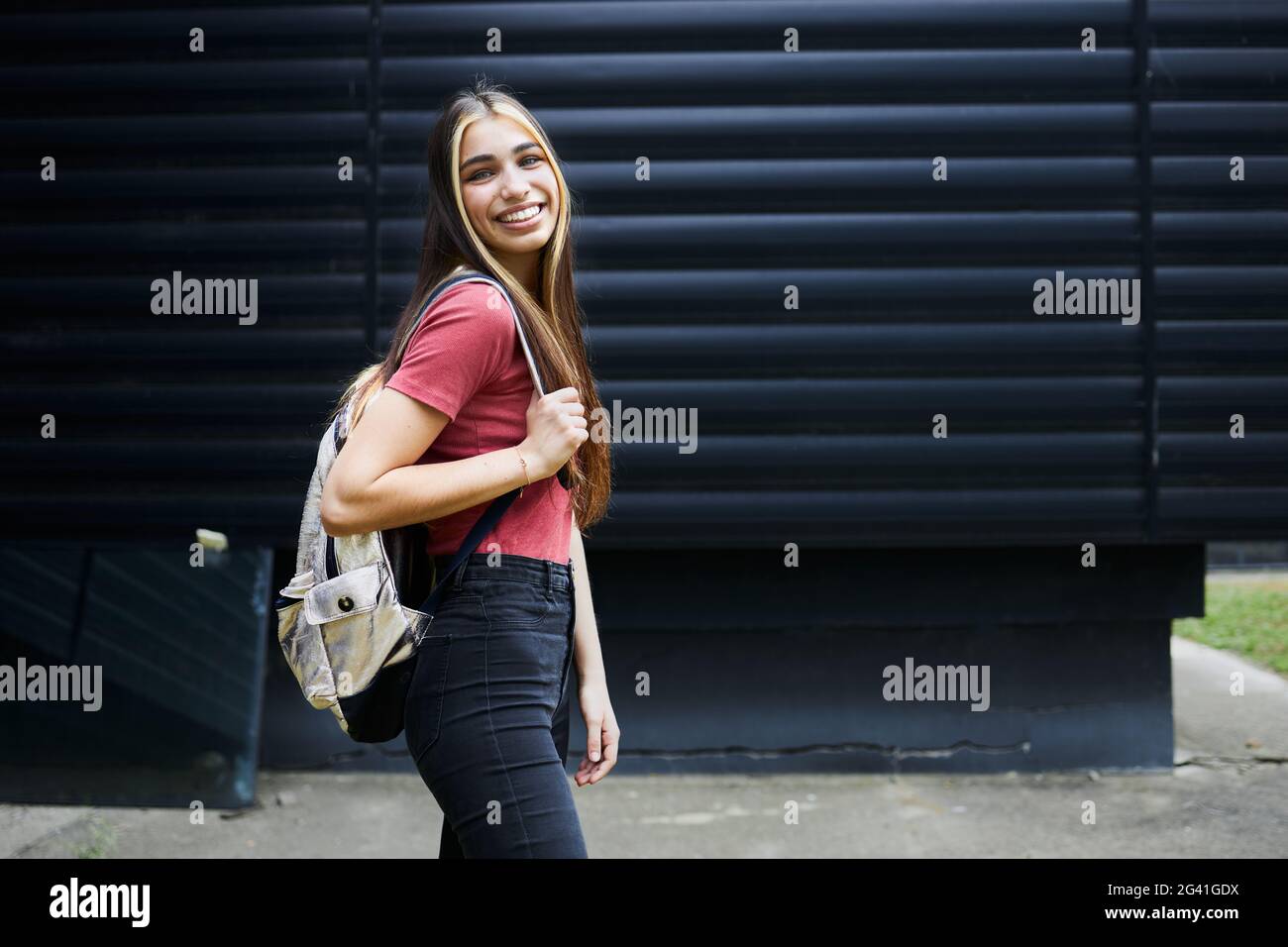 Portrait d'un étudiant souriant et marchant autour du campus Banque D'Images