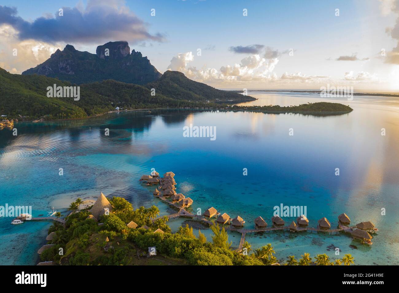 Vue aérienne du Sofitel Bora Bora Private Island Resort avec bungalows sur l'eau dans le lagon de Bora Bora avec le Mont Otemanu au lever du soleil, Vaitape, Bora Bora, Banque D'Images