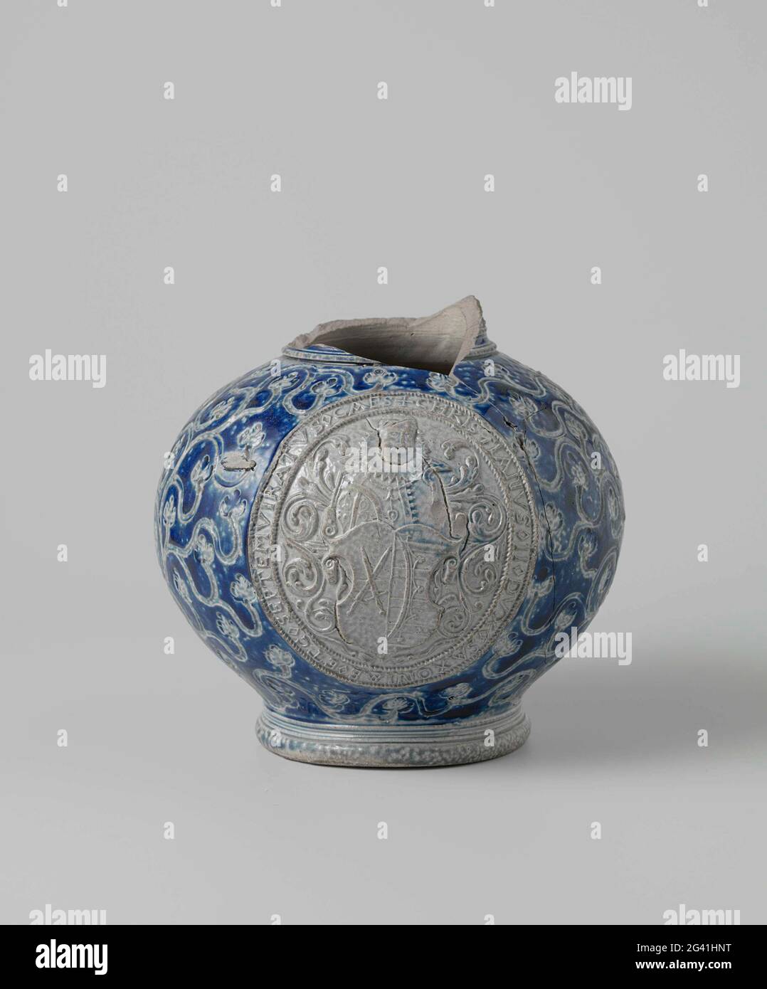 Bocal avec en médaillon portrait de Christiaan II, Keurvorst van Saxen. Carafe en grès avec ventre sphérique. Décoré de trèfle en forme de serpent dans un email bleu foncé. De l'avant un grand médaillon avec le portrait du Keurvorst van Saxen, Christiaan II Banque D'Images