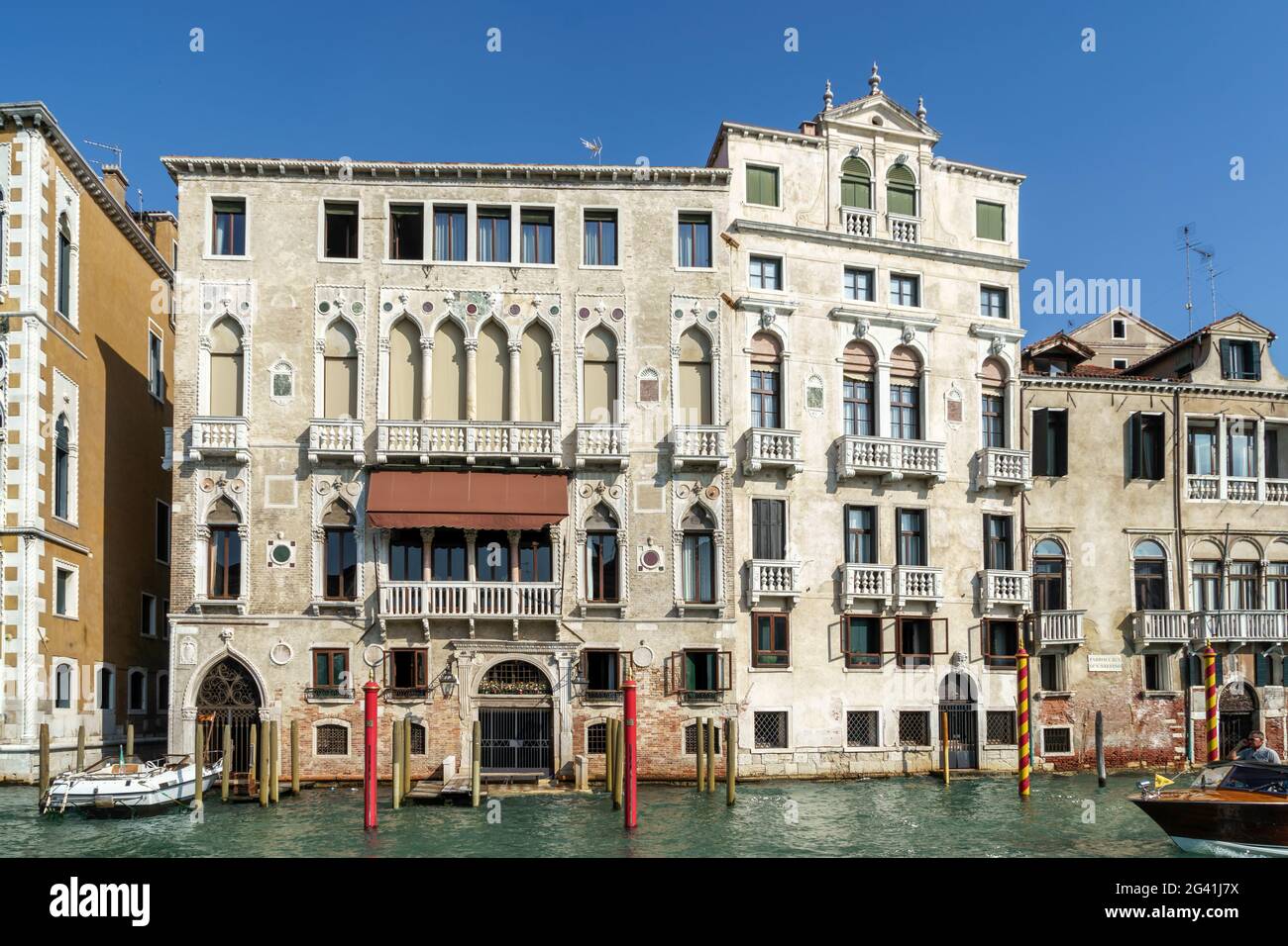 Bateau croisière sur le Grand Canal Banque D'Images