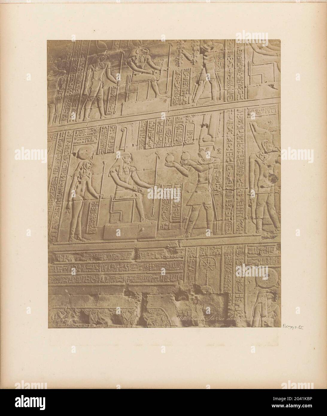 Mur avec hiéroglyphes et reliefs à Esna; Esneh parroi der [(...)] Le [(...)]. Partie de l'album de voyage avec 80 photos d'Egypte. Banque D'Images
