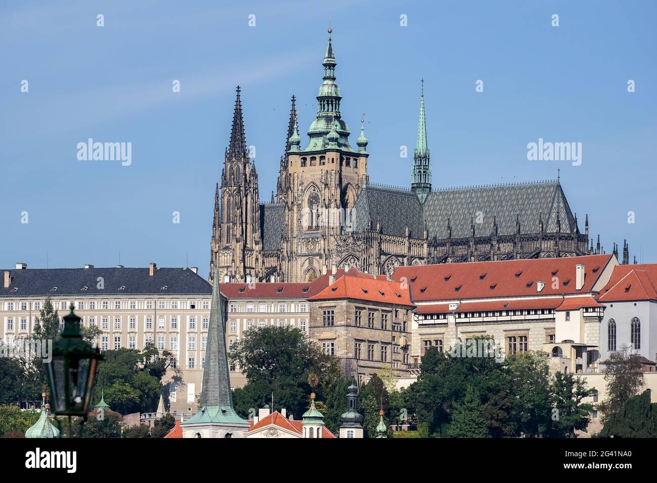 Vue depuis le Pont Charles vers la Cathédrale St Vitus à Prague Banque D'Images