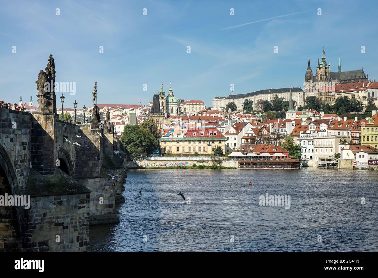Vue depuis le Pont Charles vers la Cathédrale St Vitus à Prague Banque D'Images