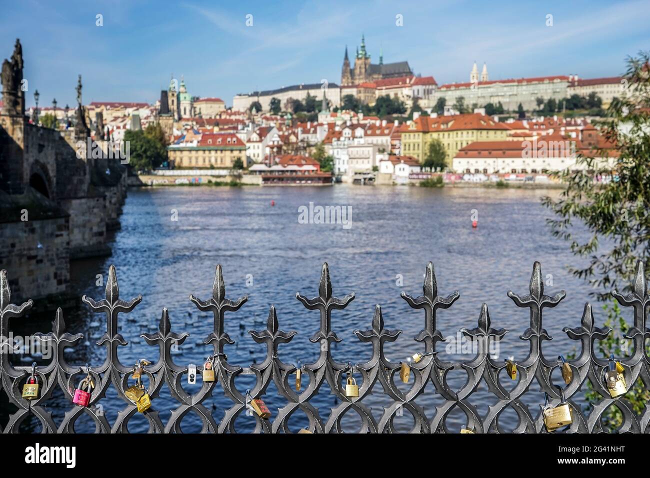 Cadenas sur les grilles du Pont Charles à Prague Banque D'Images