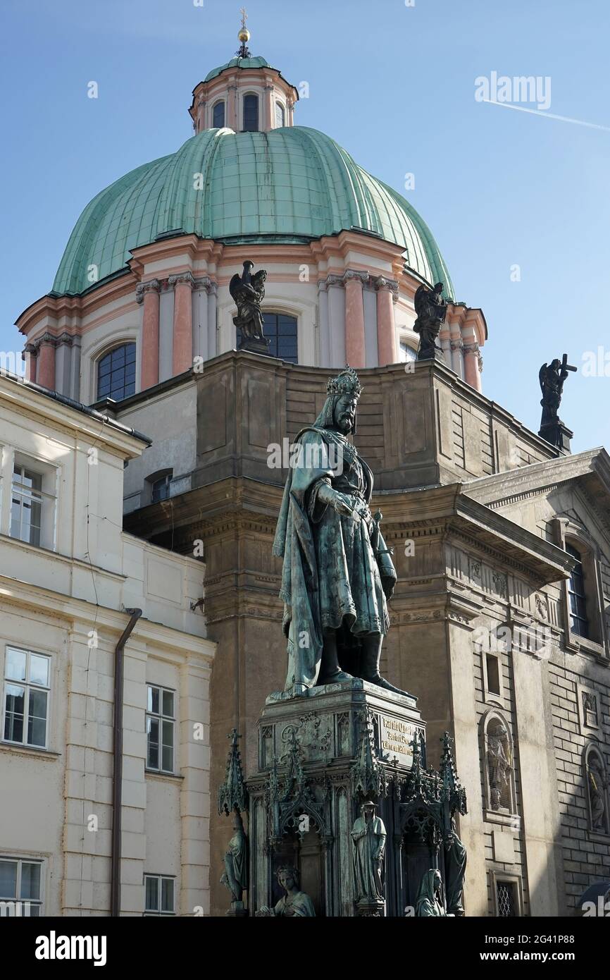 Statue du Roi Charles IV à l'entrée du pont Charles à Prague Banque D'Images