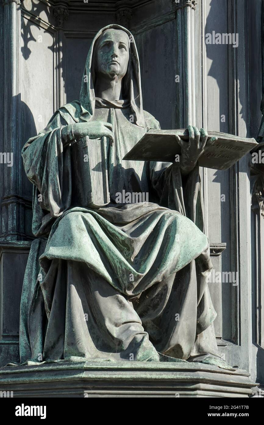 Une statue de femme tenant les livres de Thomas d'Aquin Banque D'Images