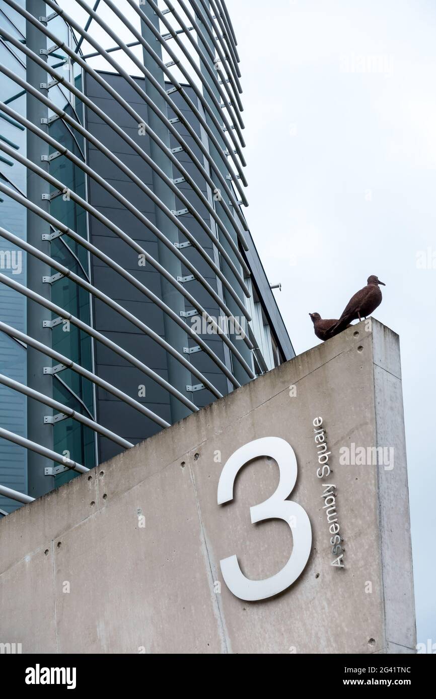 Les oiseaux de métal sur un bâtiment contemporain de Cardiff Bay Banque D'Images