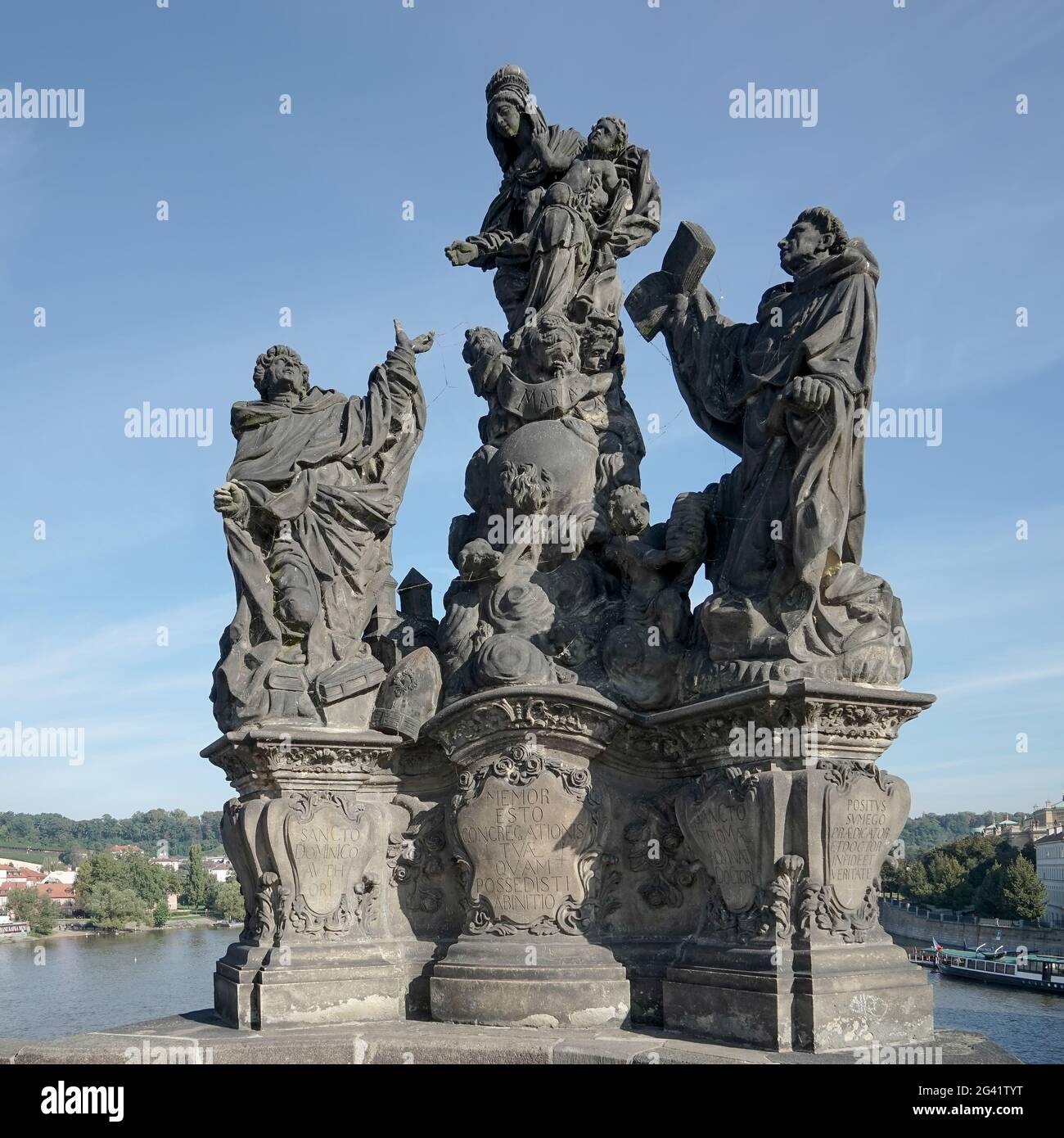 Statue de Saints Dominique et Thomas sur le pont Charles à Prague Banque D'Images