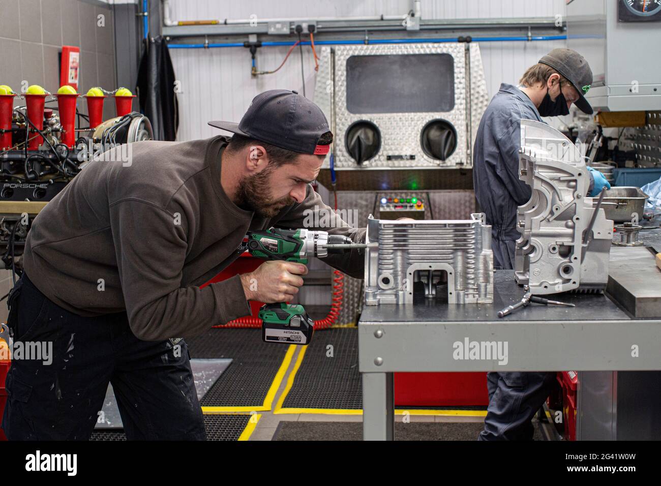 Mecanic a reconstruit le moteur Porsche classique Banque D'Images