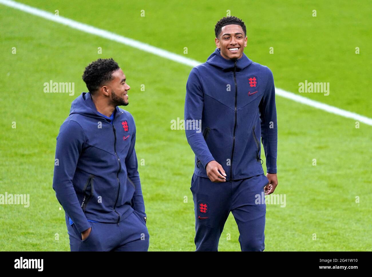 Le Reece James (à gauche) et Jude Bellingham, de l'Angleterre, inspectent le terrain avant le match de l'UEFA Euro 2020 Groupe D au stade Wembley, à Londres. Date de la photo: Vendredi 18 juin 2021. Banque D'Images