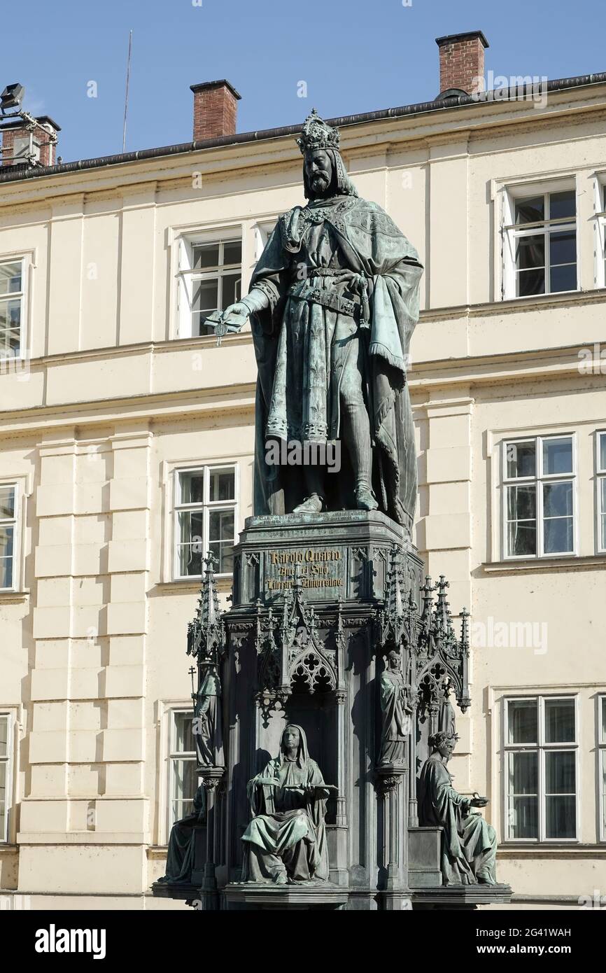 Statue du Roi Charles IV à l'entrée du pont Charles à Prague Banque D'Images