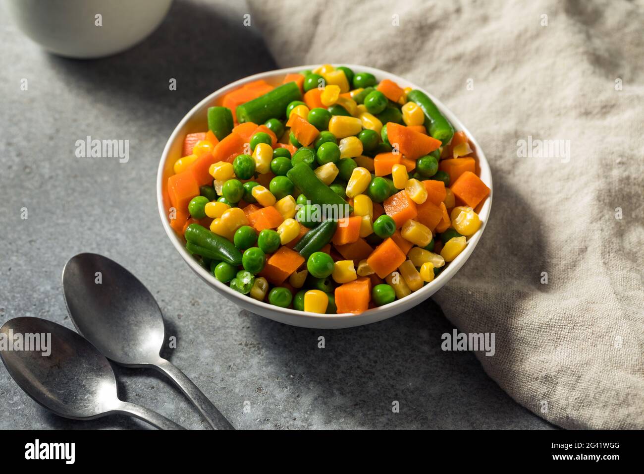 Légumes cuits à la vapeur sains, cornes de pois et carottes Banque D'Images