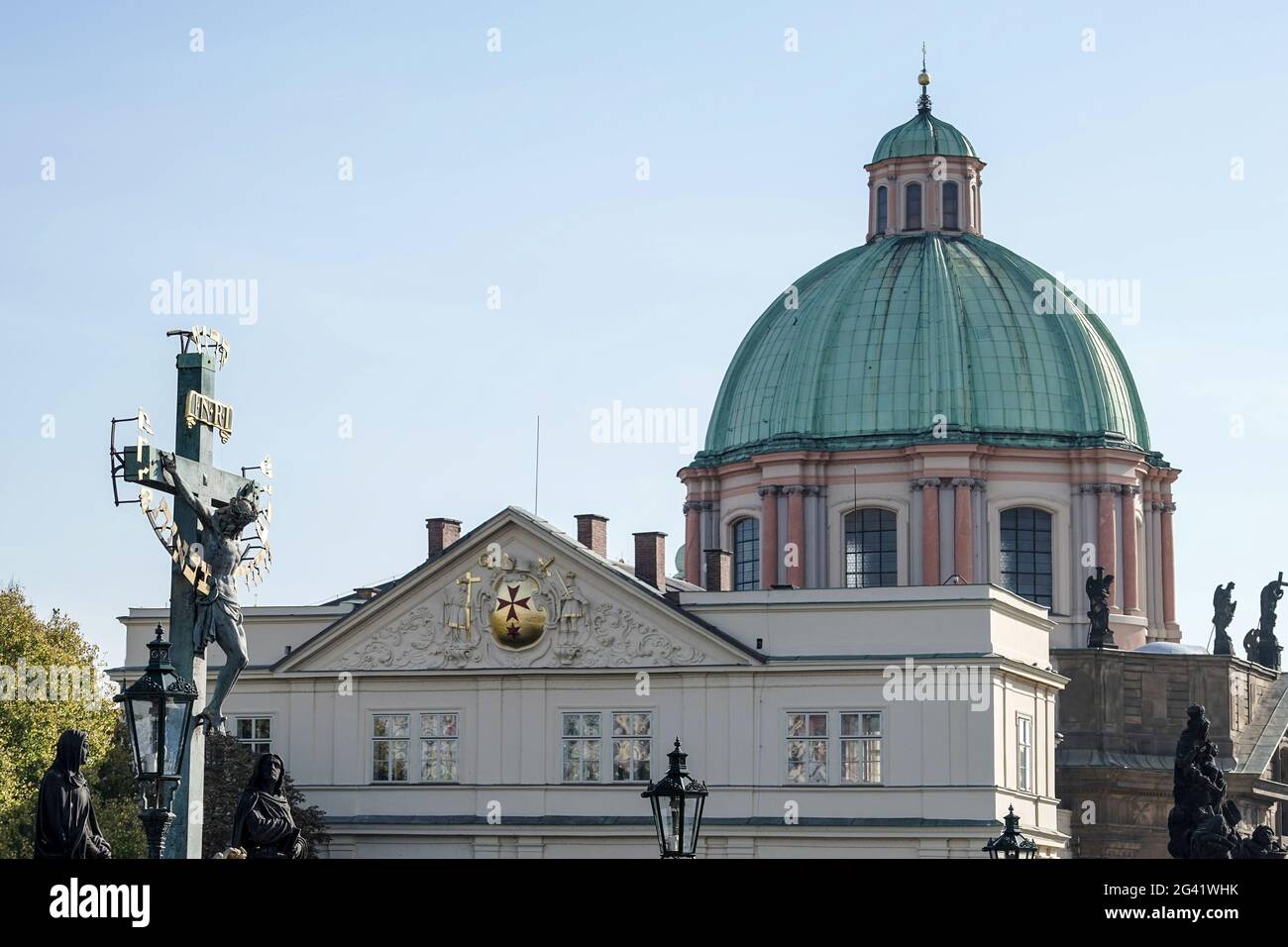 Croix de st statuaire - Calvaire sur le pont Charles à Prague Banque D'Images