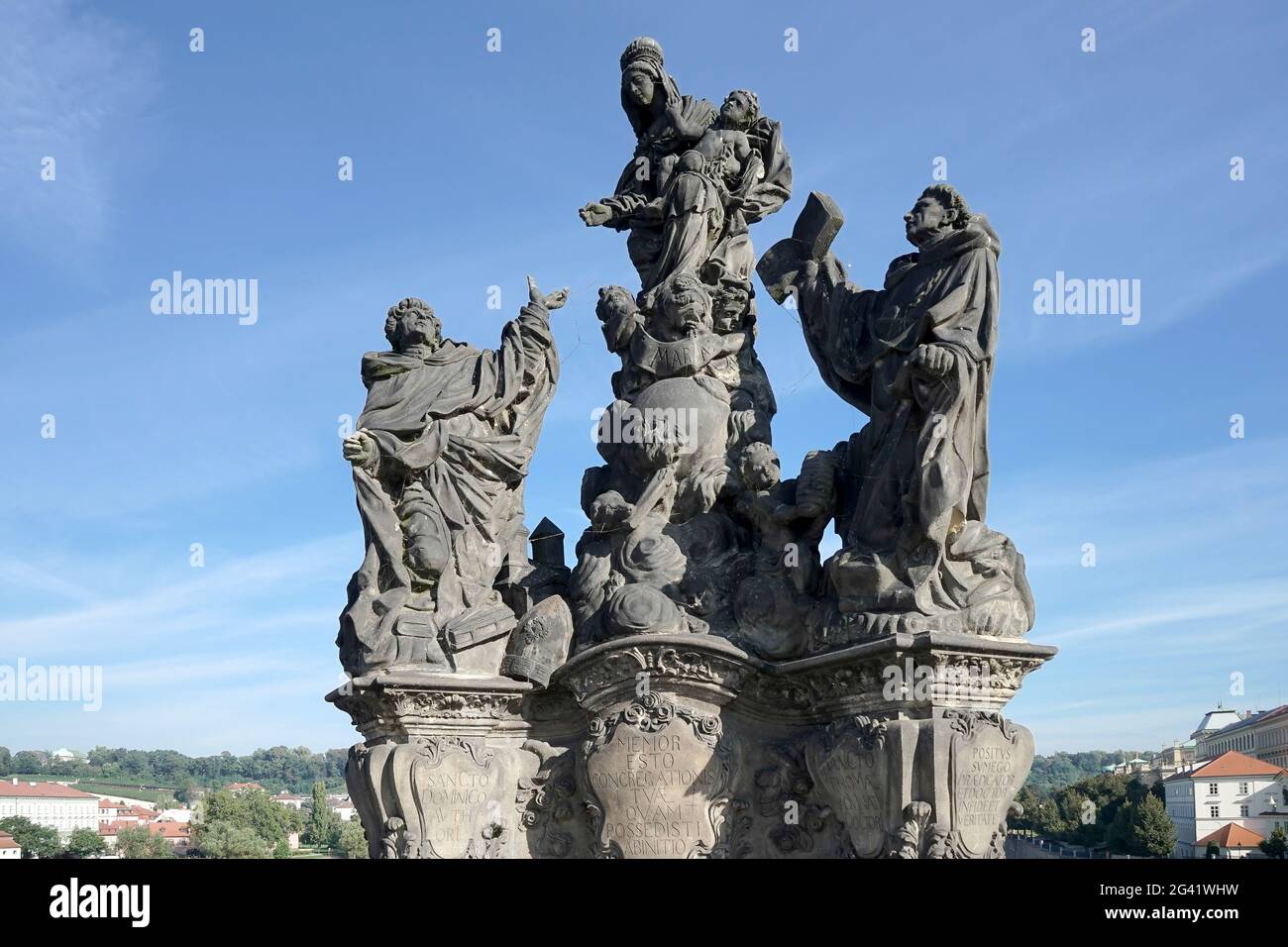 Statue de Saints Dominique et Thomas sur le pont Charles à Prague Banque D'Images