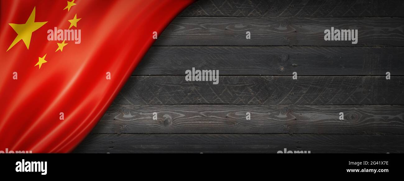Drapeau chinois sur une bannière murale en bois noir Banque D'Images